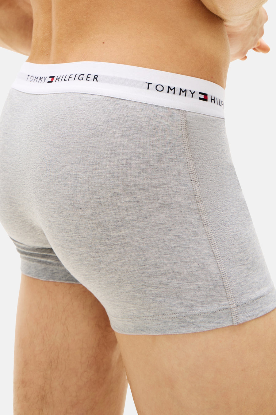 Grijs gemêleerde boxershort van Tommy Jeans, met een witte elastische band met logo.
