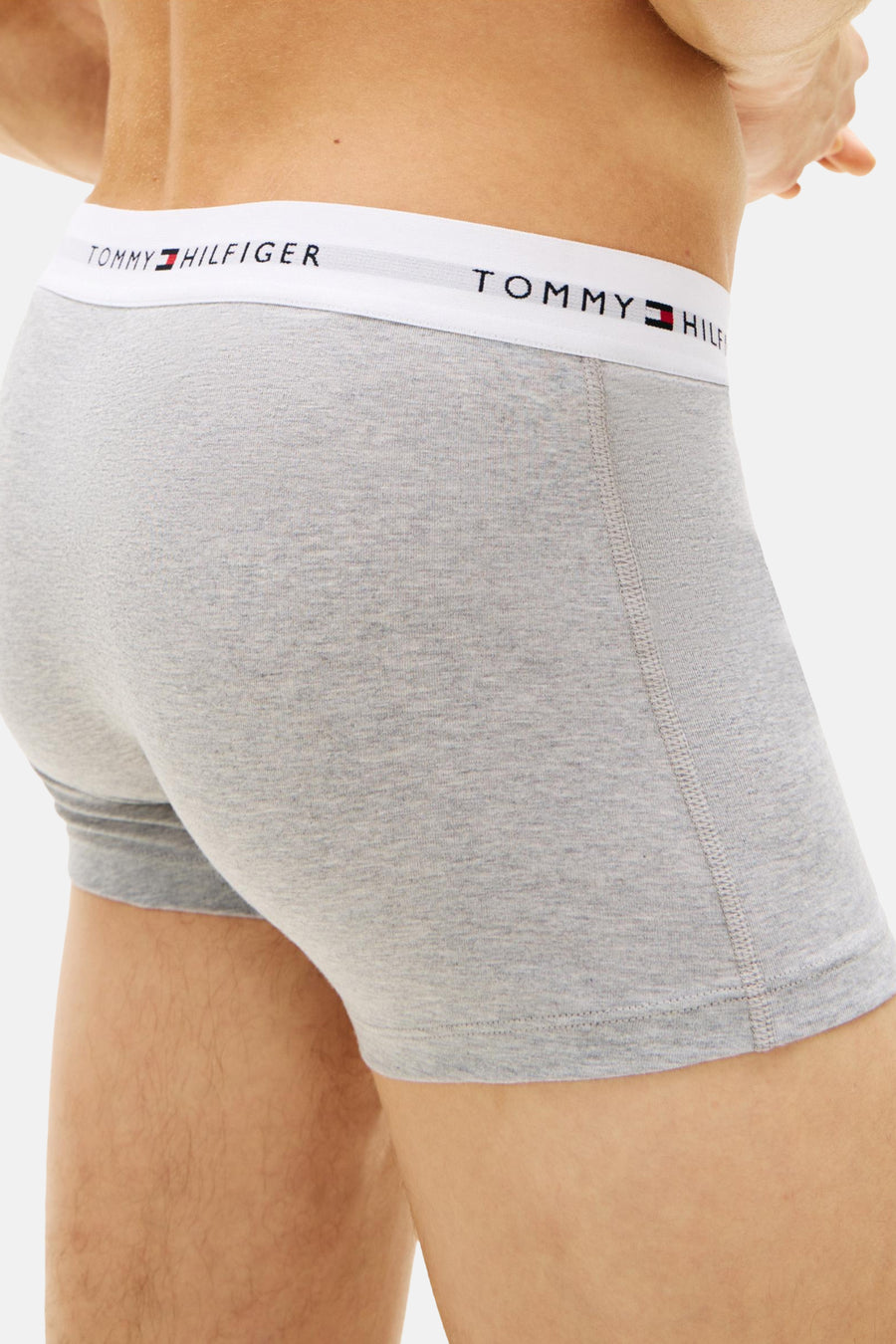 Grijs katoenen boxershort van Tommy Jeans, met witte elastische tailleband met logo.
