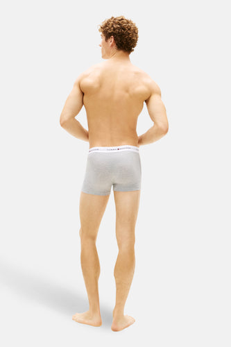 Grijze boxershort van Tommy Hilfiger, gezien van achteren op een model zonder shirt.
