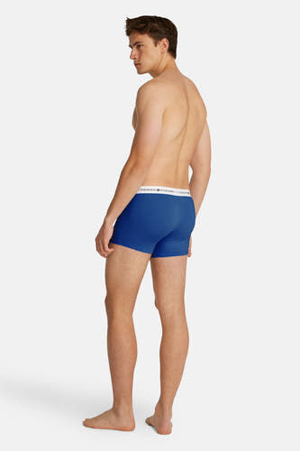 Blauwe boxershort van TOMMY JEANS, met een elastische tailleband met logo, gezien vanaf de achterkant.