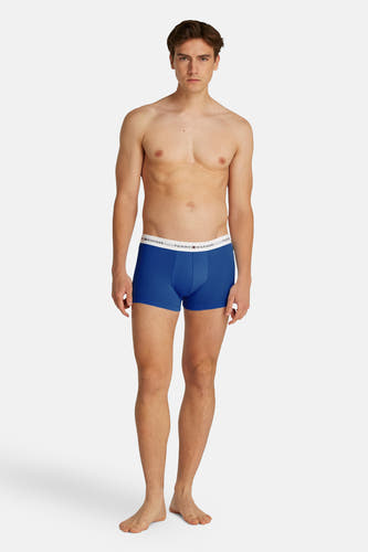 Blauw katoenen boxershort van TOMMY JEANS, gedragen door een mannelijk model met ontbloot bovenlijf.
