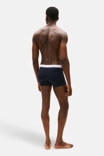 Blauwe boxershort van TOMMY JEANS, achterkant, met een witte elastische tailleband met merklogo.