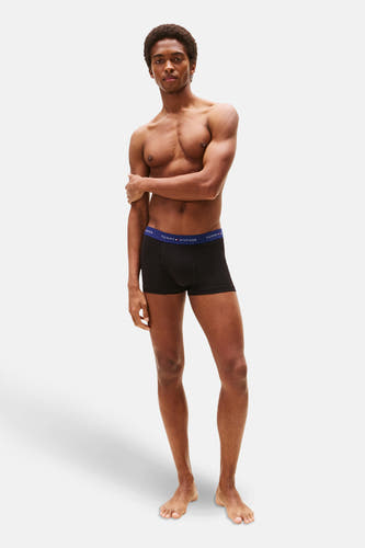 Zwarte boxershort van TOMMY JEANS, gedragen door een model tegen een witte achtergrond.