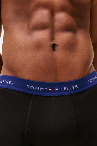 Zwarte boxershort van TOMMY JEANS, met een blauwe tailleband met het merklogo.