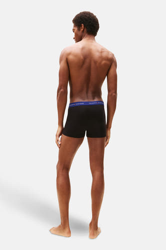 Zwarte boxershort van TOMMY JEANS, gezien van achteren, met een blauwe band met logo.