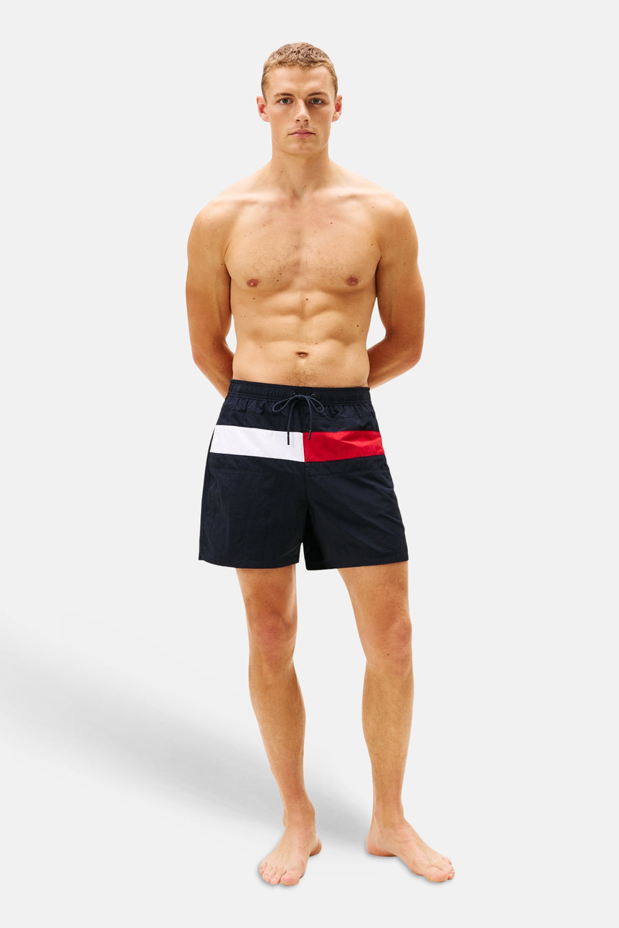 Blauwe zwemshort van Tommy Jeans, met een wit en rood vlak aan de bovenkant.