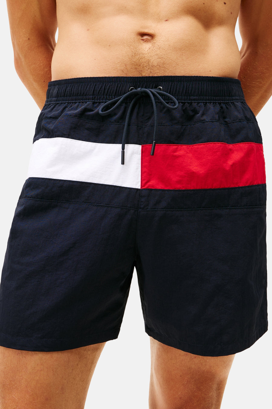 Blauwe zwemshort van Tommy Jeans met een horizontale band in rood en wit.