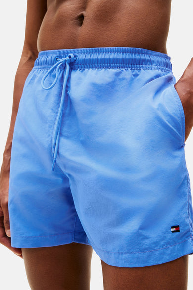 Blauwe zwemshort van Tommy Hilfiger, met trekkoord in de taille en kleine merklogo op de pijp.
