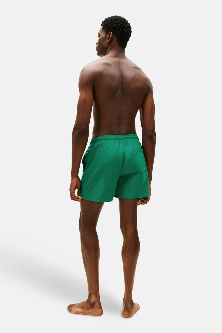 Short de bain vert Tommy Hilfiger, vu de dos, avec un style simple et uni.