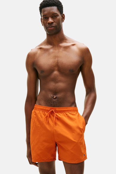 Oranje zwemshort van Tommy Hilfiger, met trekkoord en een klein logo op de pijp.