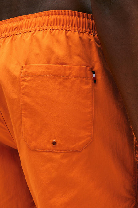 Oranje zwemshort van TOMMY HILFIGER, met achterzak voorzien van een klein logo detail.