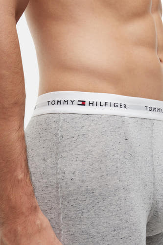 Grijs gemêleerde boxershort van Tommy Jeans, met een witte elastische tailleband met het logo.
