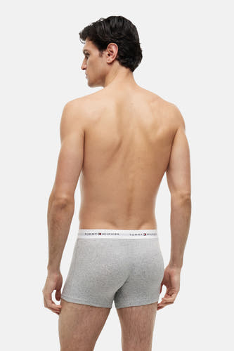 Grijze boxershort van TOMMY JEANS, gezien van achteren met een elastische tailleband met het merklogo.