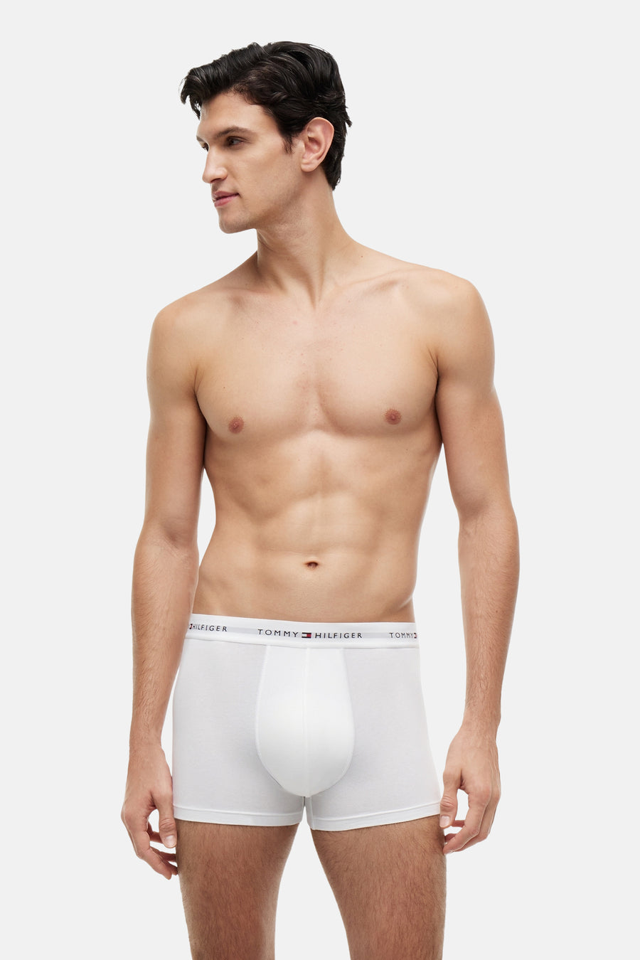 Witte boxershort van TOMMY JEANS, gedragen door een man met ontbloot bovenlichaam.