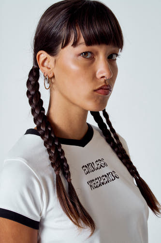 T-shirt noir à manches courtes d'Unwind, avec le texte "Endless Weekends" et un col V noir.