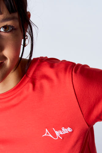 Rood T-shirt met korte mouwen van Unwind, met geborduurde details en gedragen door een model.
