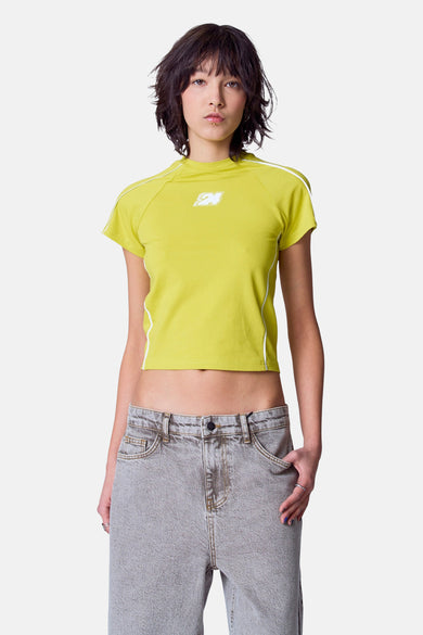 T-shirt vert avec manches courtes d'Unwind, avec des rayures blanches sur les épaules et le logo, porté avec un jeans gris.