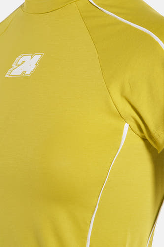 T-shirt vert avec manches courtes d'Unwind, avec des accents blancs et une impression sur la poitrine.