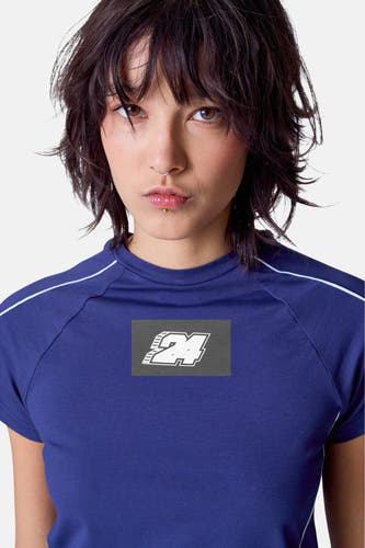 Blauw T-shirt met korte mouwen van Unwind, met witte bies langs de schouders en een logo op de borst.