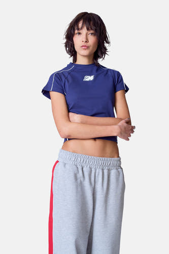 Blauw T-shirt met korte mouwen van Unwind, met witte bies op de mouwen en een logo op de borst.