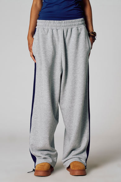 Grijze joggingbroek met blauwe bies.
