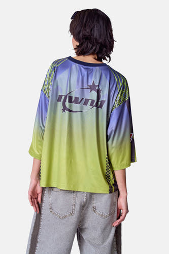 Groen T-shirt met korte mouwen van Unwind, met grafische print en details op de mouwen, achterkant.