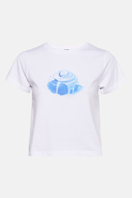 Wit T-shirt met korte mouwen van Unwind, met een blauwe print van een kaneelbroodje.
