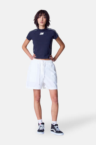 Witte short van Unwind, met trekkoord en losse pasvorm.