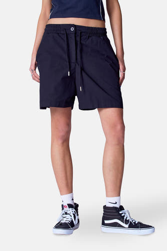 Short noir d'Unwind, avec une corde et porté avec des baskets Vans hautes et des chaussettes Nike blanches.