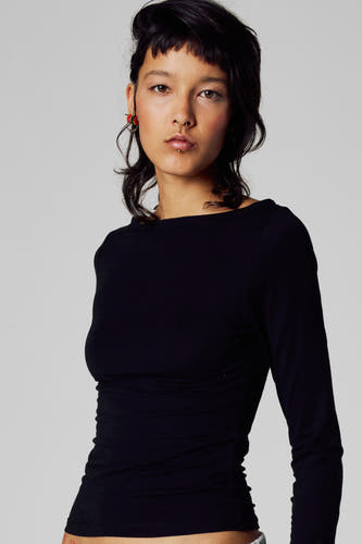 T-shirt noir à manches longues d'Unwind, avec un modèle ajusté et un design simple.