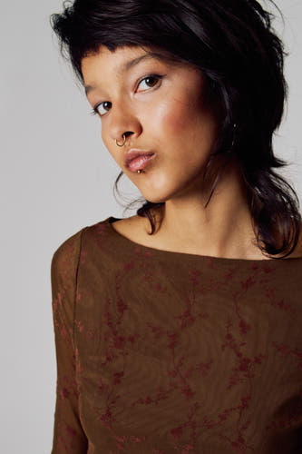 Robe brune à longues manches de Unwind, avec un motif floral subtil et une encolure bateau.