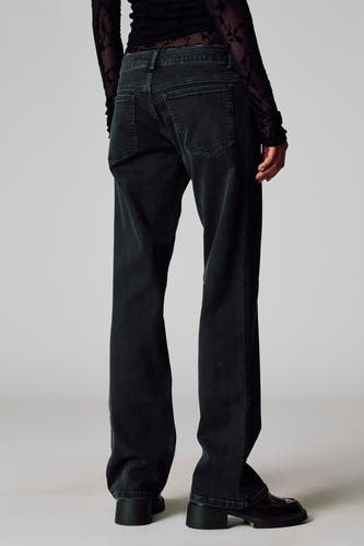 Grijze colorbroek van Unwind, gezien van achteren, met een corduroy textuur en gecombineerd met een zwarte top.