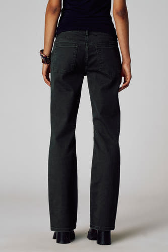 Kakikleurige broek van Unwind, gezien van achteren, met rechte pijpen en model draagt zwarte top en armbanden.