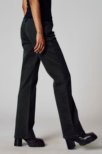 Kaki kleurbroek van Unwind, getoond in een zijwaartse pose met een subtiele ribstof textuur.