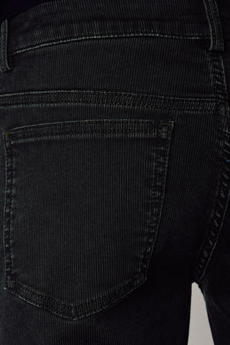 Kaki kleurbroek van Unwind, met een zichtbare achterzak en een subtiele corduroy textuur.
