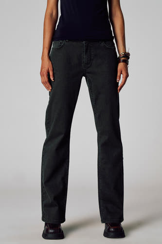Kaki kleurbroek van Unwind, met donker shirt en armbanden.