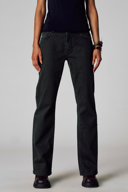 Kaki kleurbroek van Unwind, met donker shirt en armbanden.