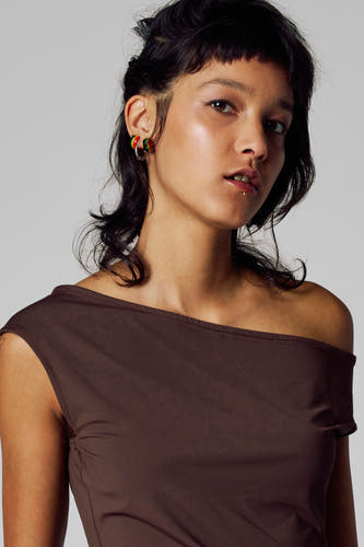 Bruin T-shirt met korte mouwen van Unwind, met een boothals en gedragen met piercings.
