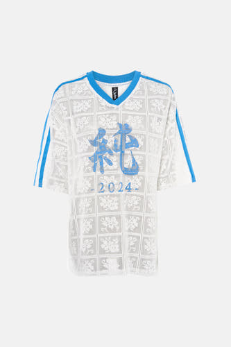 T-shirt blanc à manches courtes à motifs d'Unwind, avec col en V bleu, rayures sur les bras et caractères chinois '2024'.