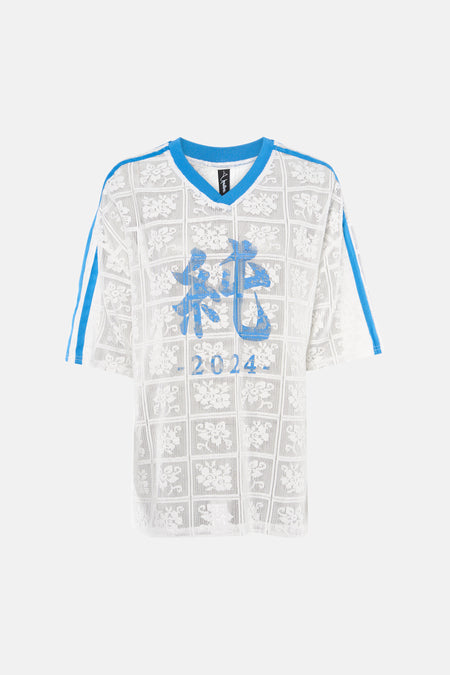 T-shirt blanc à manches courtes à motifs d'Unwind, avec col en V bleu, rayures sur les bras et caractères chinois '2024'.