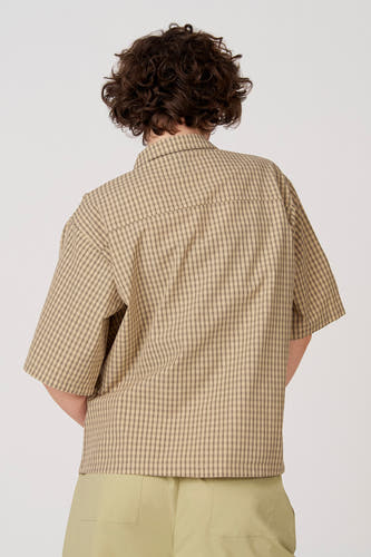 Beige overhemd met korte mouwen van Unwind, geruit en gecombineerd met een kaki broek.