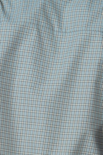 Chemise bleue à manches courtes d'Unwind, avec un motif à carreaux et une poche poitrine.