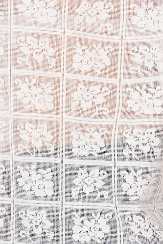 T-shirt blanc à manches courtes d'Unwind, avec un motif en dentelle au crochet carré.