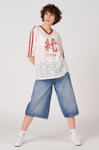 Wit T-shirt met korte mouwen van Unwind, met rood logo en rode strepen op de mouwen.