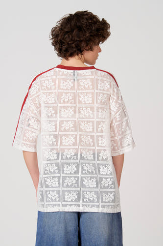 Wit T-shirt met korte mouwen van Unwind, met kanten bloempatroon en rode accenten op de schouders, achterkant.