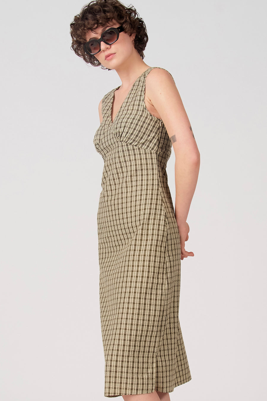 Robe verte sans manches d'Unwind, avec un motif à carreaux et une coupe ajustée.