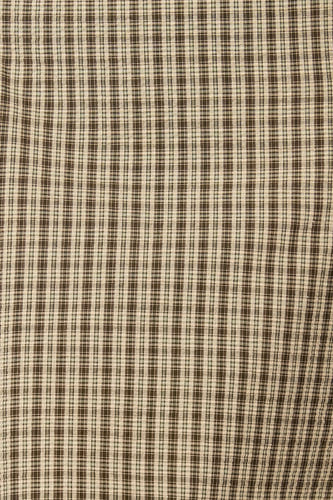 Robe verte sans manches d'Unwind, avec un motif à fines carreaux marron et crème.