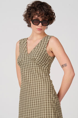 Robe verte sans manches Unwind avec motif à carreaux et col en V.