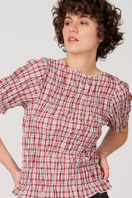 Rode blouse met korte mouwen van Unwind, geruite print en elastische details.
