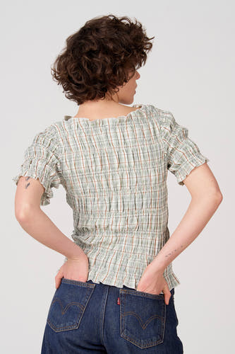 Groene blouse met korte mouwen van Unwind, met een ruitpatroon en geplooide details op een achterkantweergave.
